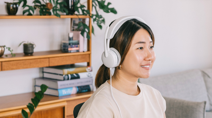Headset Logitech Zone Wired 2 nasazený při videohovoru v pracovním prostředí, ideální pro online schůzky a každodenní pracovní komunikaci