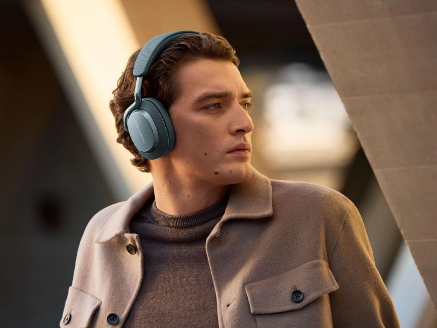 Sluchátka Bowers & Wilkins Px7 S3 tyrkysová Muž na ulici poslouchá hudbu ze sluchátek Bowers & Wilkins Px7 S3 s potlačením hluku