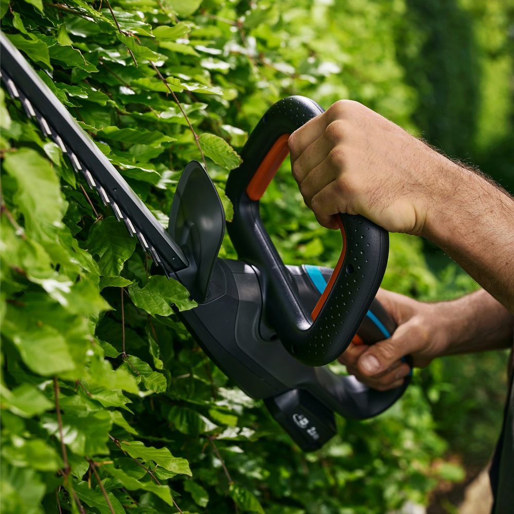 Nůžky na živý plot Gardena EasyCut 45/18V jsou vybaveny záěsným hákem pro uskladnění