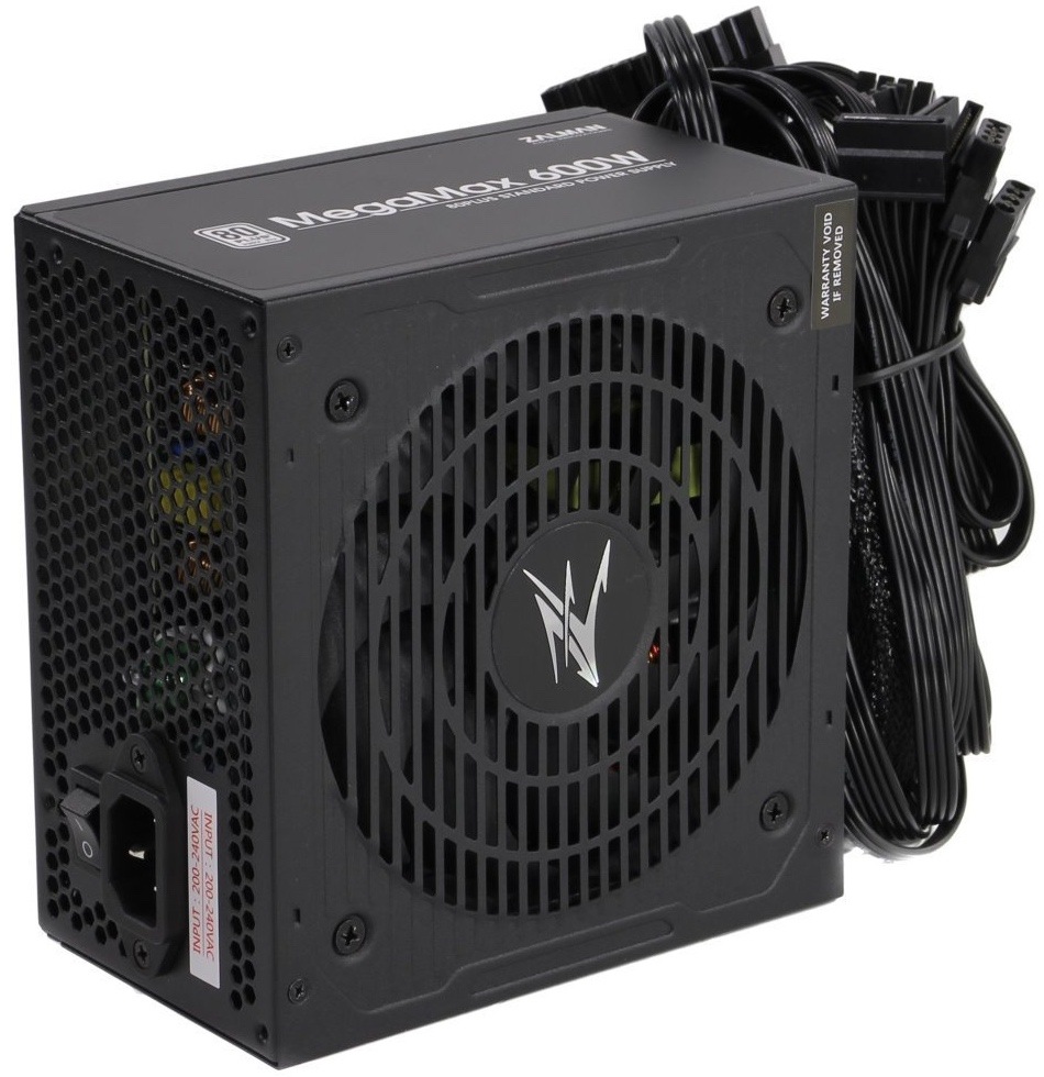Zdroj Zalman MegaMax ZM600-TXII 600W černý Na fotce je napájecí zdroj Zalman MegaMax 600W vyfocený šikmo zepředu. Vpředu je velký černý ventilátor krytý pevnou mřížkou s logem Zalman uprostřed. Nahoře je štítek s nápisem MegaMax 500W a na levé straně perforovaná zadní stěna se zásuvkou pro napájecí kabel a vypínačem. Vpravo vedle zdroje je svazek připojených černých kabelů.