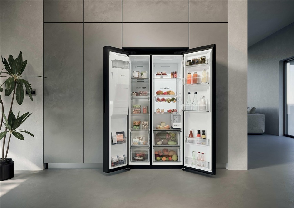 Americká lednice Haier HSW79F18DIGB černá/sklo Chladnička amer. Haier HSW79F18DIGB, lifestylová fotka v kuchyni