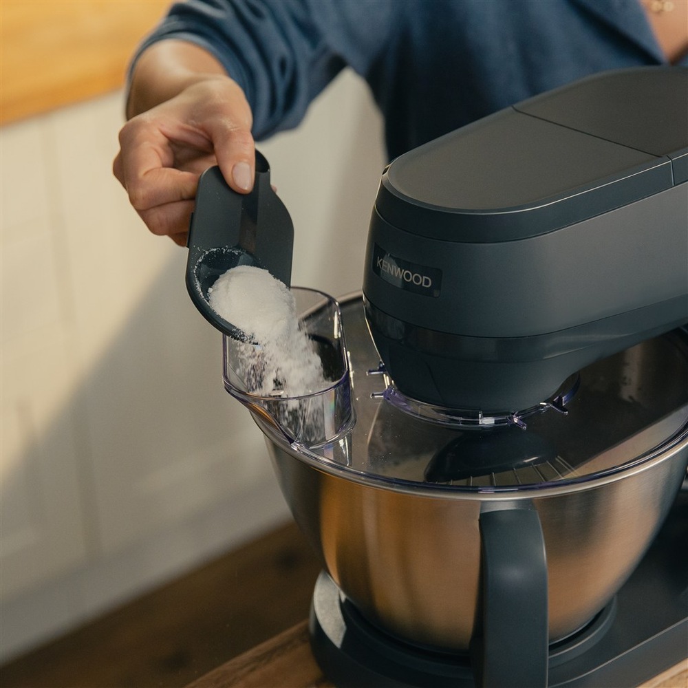 Muž doplňuje ingredience do robota Kenwood KHC30.050GY Multi Tasker průhledným krytem