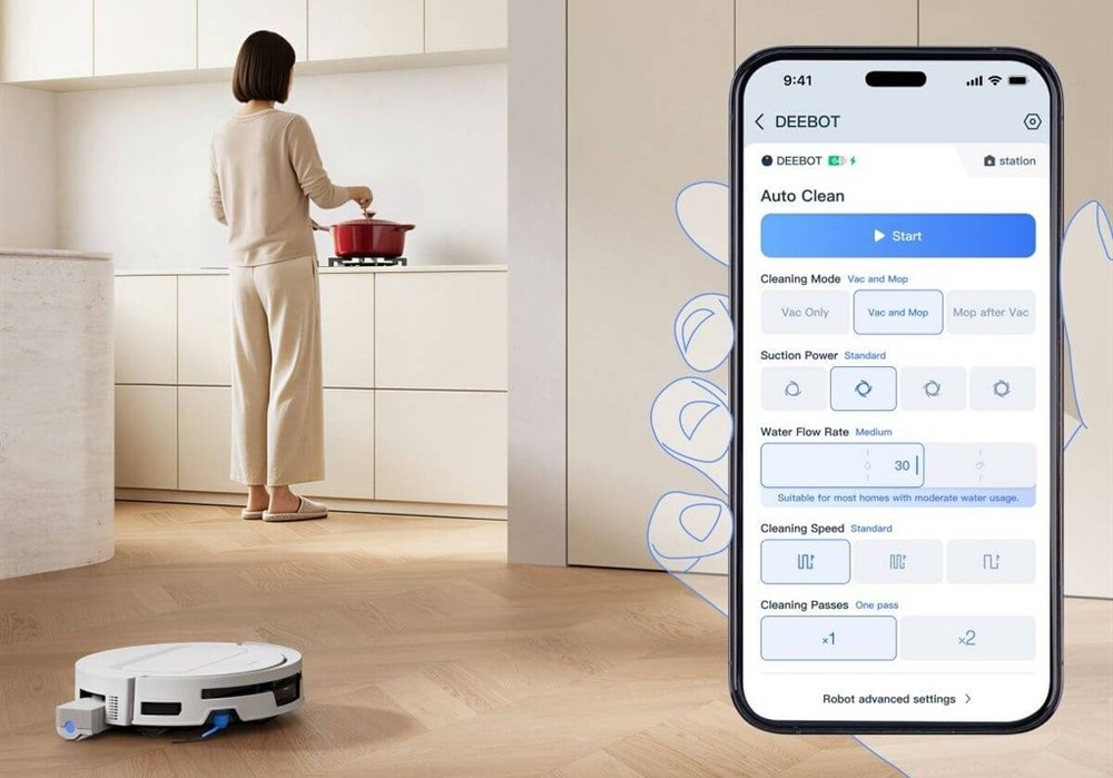 Robotický vysavač Ecovacs DEEBOT T90 MAX OMNI WHITE bílý Na obrázku je žena v kuchyni, robot na zemi a s detailem na telefon a mobilní aplikaci, kde si intuitivně nastavíte vše potřebné.