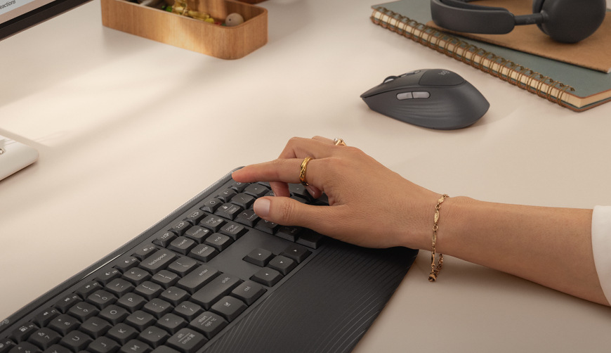 Klávesnice s myší Logitech Signature Comfort Plus MK880, US layout grafitová Detail psaní na klávesnici Logitech Signature MK880 Comfort Plus s pohodlnou opěrkou dlaní