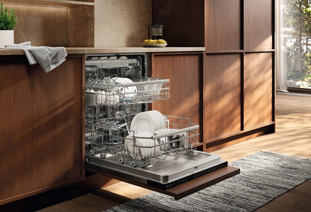 Otevřená myčka Electrolux E92LX220P série 900 Push2Open v kuchyni s dřevěným dekorem.