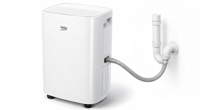 Odvlhčovač Beko BDP016 bílý Detail obrázku odvlhčovače s hadicí napojené k odpadu.