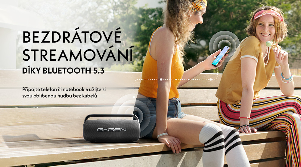Přenosný reproduktor GoGEN HANDEE BPS 440 černý Dvě dívky využívající bezdrátový reproduktor GoGEN Handee pomocí mobilního telefonu a bluetooth venku