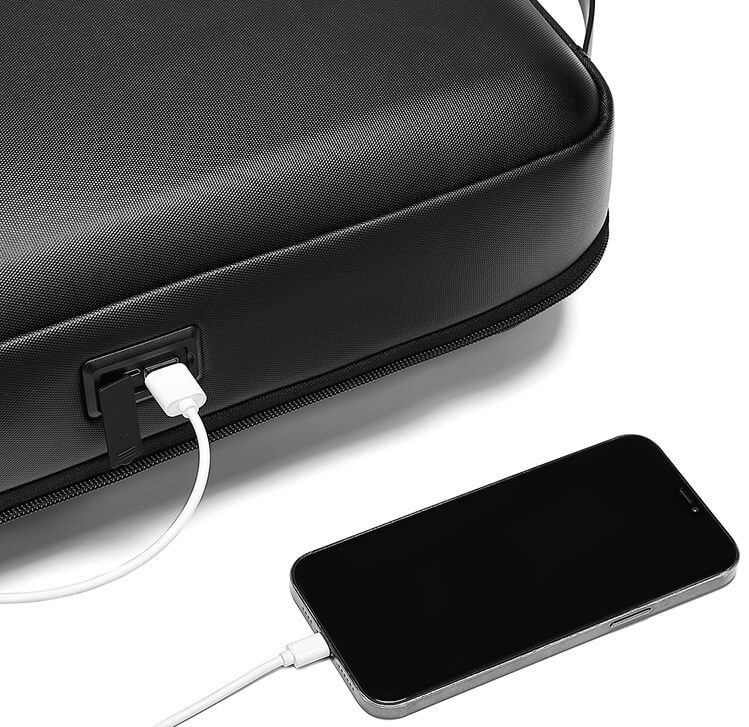Mobilní telefon nabíjený integrovaným USB portem v batohu.