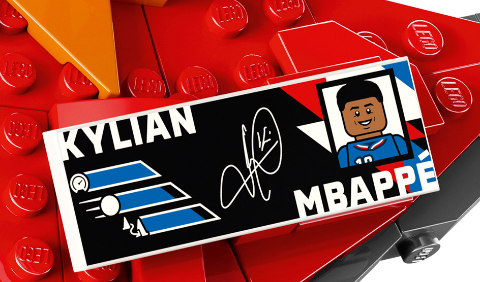 Stavebnice LEGO® Editions 43013 Kylian Mbappé – Hvězdné momenty fotbalu Aplikace LEGO Builder nabízí digitální 3D návod, který usnadňuje stavění i začínajícím stavitelům