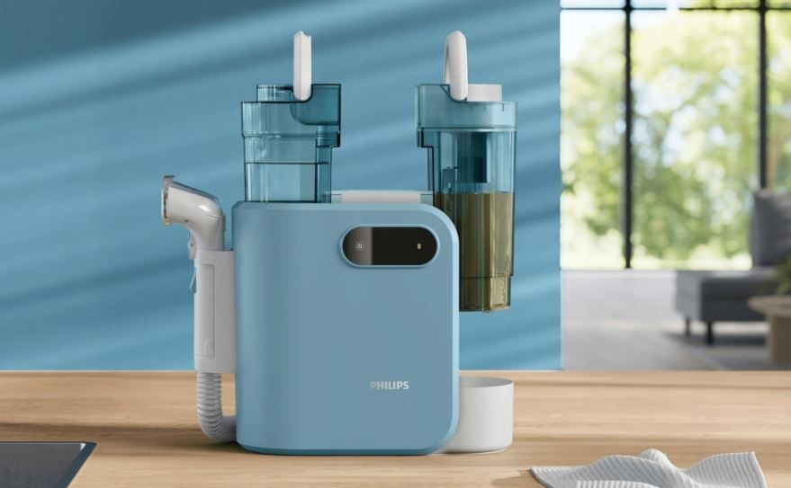 Čistič skvrn Philips 3000 Series XW3193/11 modrý čistič skvrn Philips 3000 Series XW3193/11 je postaven na kuchyňské desce, nádoba na čistou i špinavou vodu jsou naplněné.