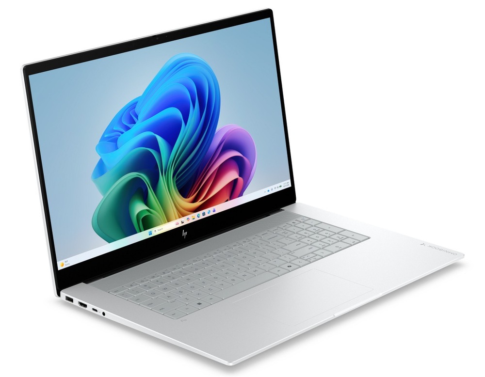 Notebook HP OmniBook X AI 17-de0073ncx + Game Pass předplatné na 2 měsíce stříbrný Otevřený a zapnutý notebook HP OmniBook X AI 17 otočený doprava