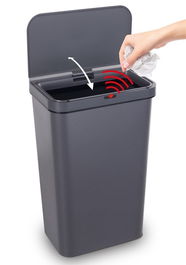 Bezdotykový odpadkový koš Lamart SENSOR LT8110 50 l černý Žena vyhazuje sáček do odpadkového koše Lamart LT8108 se senzorickým otevíráním
