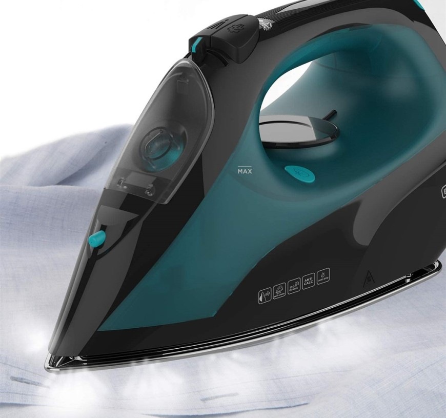 Napařovací žehlička Black+Decker BXIR2403E žehlící prádlo