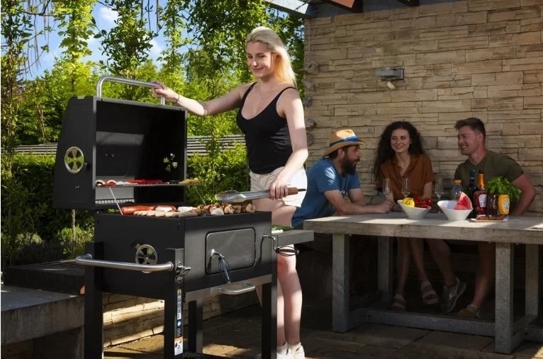 Gril zahradní na dřevěné uhlí Riwall RCG 60 I když se gril od Riwall zdá být velkým, nic to nebrání tomu, abyste s ním lehce manipulovali. Slouží k tomu mimo jiné transportní kolečka