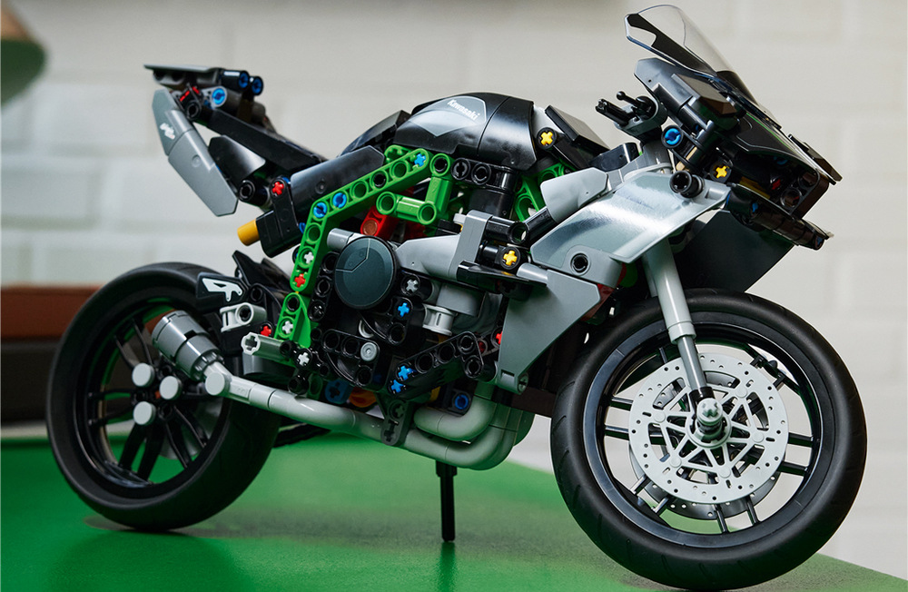 Model Kawasaki Ninja H2R v měřítku 1:8 nabídne dětem propracovaný vzhled, funkční řízení, tlumiče a převodovku.