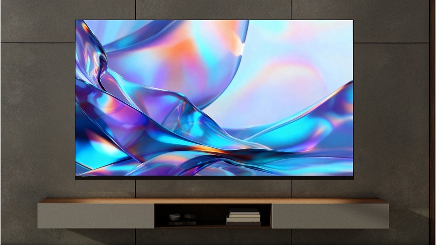 Televize Hisense 43A7S zapnutá televize Hisense 43A7S visí na stěně v obýváku