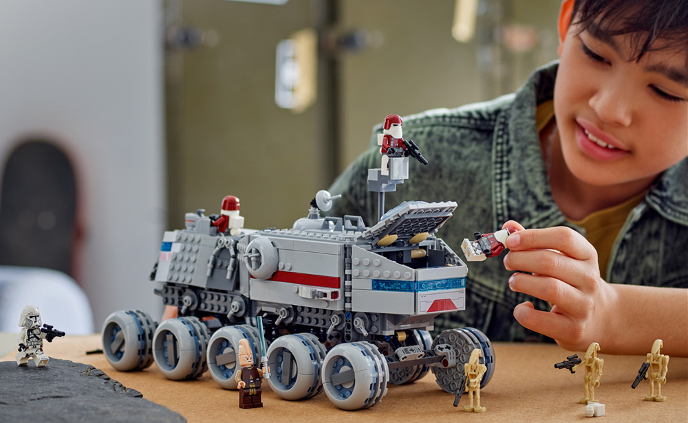 Stavebnice LEGO® Star Wars™ 75413 Juggernaut Republiky Juggernaut Republiky je mohutné 10kolové vozidlo, které děti mohou nakláněním snadno ovládat při hraní.