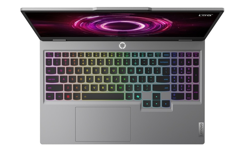 Pohled shora na RGB klávesnici notebooku Lenovo LOQ 15AHP10