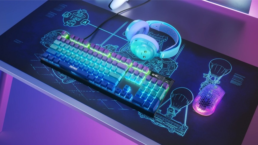 Headset SteelSeries Arctis Nova 3 WL Fortnite modrý Headset Fortnite Sprite Edition na herním stole vedle klávesnice s motivem Supply Llama a myši