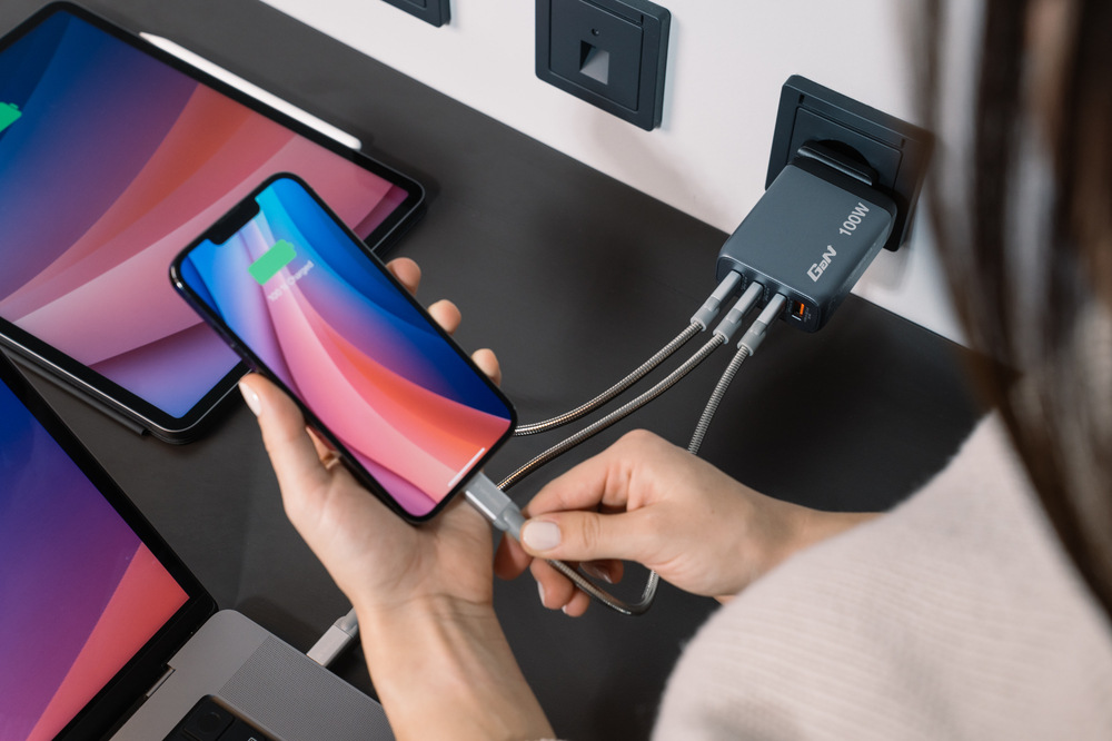 Cestovní adaptér Verbatim GNC-100 GaN 100W, 3x USB-C PD 100/65W, 1x USB-A QC 3.0 stříbrný