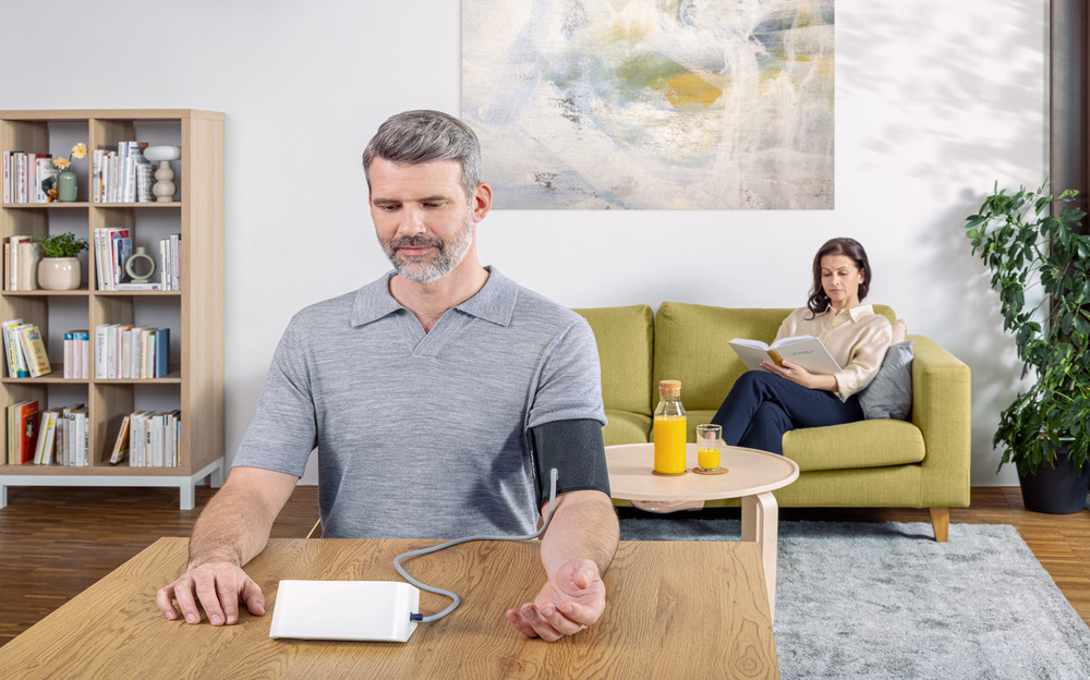Tlakoměr na paži OMRON M4 Connect SMART + ZDROJ černý/bílý Tlakoměr je vybavený manžetou s obvodem od 22 do 42 cm, takže padne téměř všem.