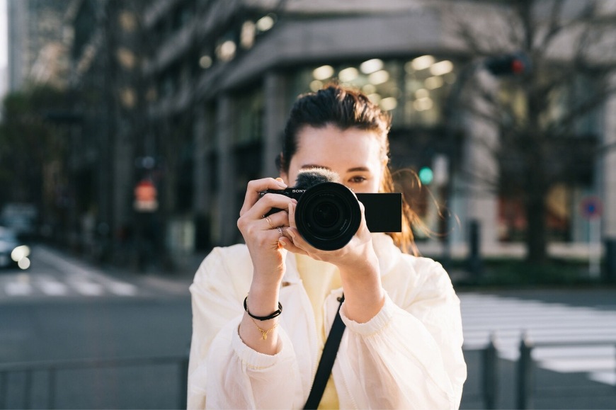 Žena fotografující s fotoaparátem Sony ZV-E10