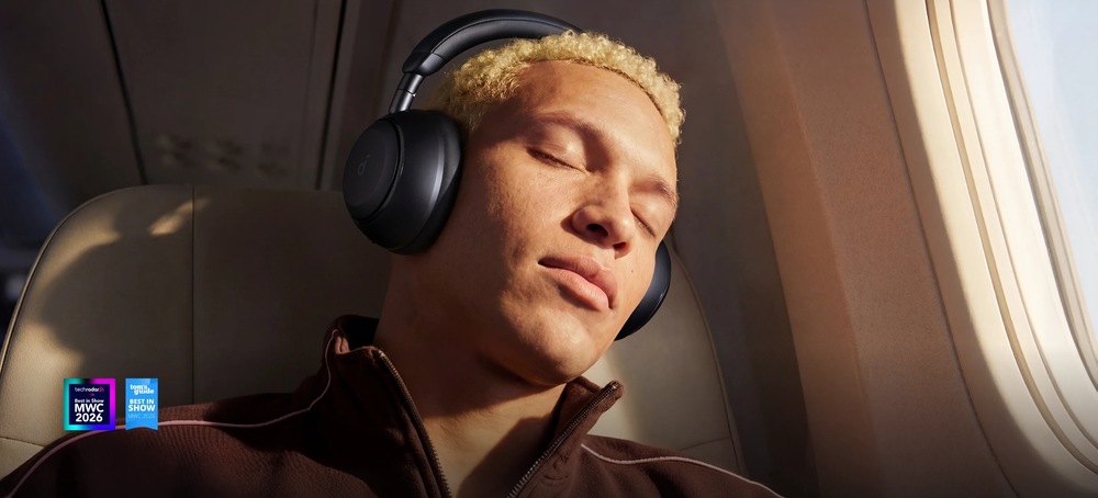 Sluchátka Anker soundcore Space 2 bílá Muž v letadle si vychutnává ticho díky sluchátkům Anker soundcore Space 2 s účinným potlačením hluku
