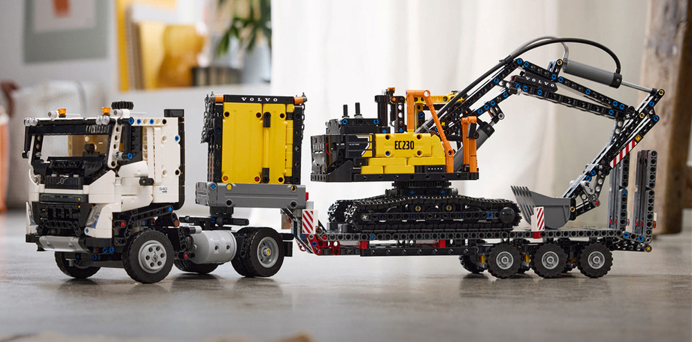 Bagr Volvo EC230 zvládne otáčení o 360 stupňů, ovládání lopaty i realistické prvky pro nejrůznější pracovní úkoly.