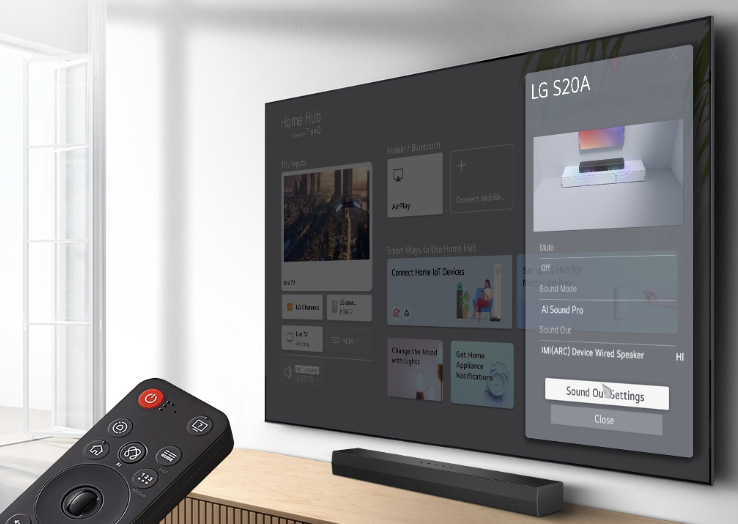 Soundbar LG S20A pod televizorem s integrovaným ovládáním prostřednictvím kompatibilní TV