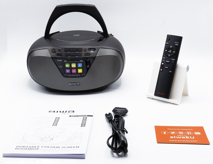 Radiomagnetofon s DAB+/CD AIWA BBTU-500DAB černý Radiopřijímač DAB+/CD Aiwa BBTU-500DAB v černém provedení s veškerým dodávaným příslušenstvím. V něm kromě rádia naleznete také dálkový ovladač, brožurku, návod a kabel.
