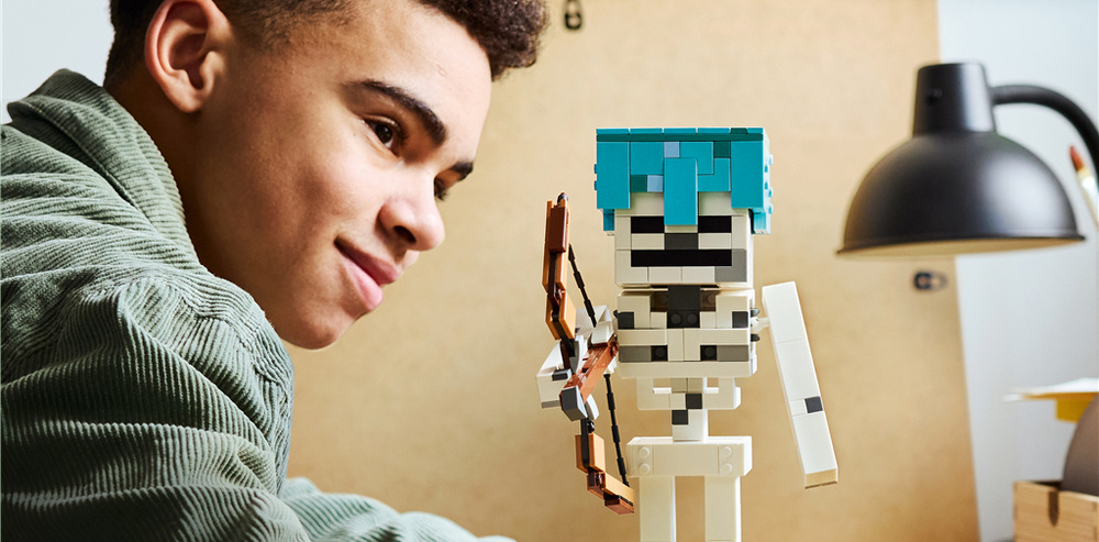 Stavebnice LEGO® Minecraft® 21594 Kostlivec QR kód odemkne diamantovou čepici kostlivce, kterou lze využít přímo ve videohře Minecraft.