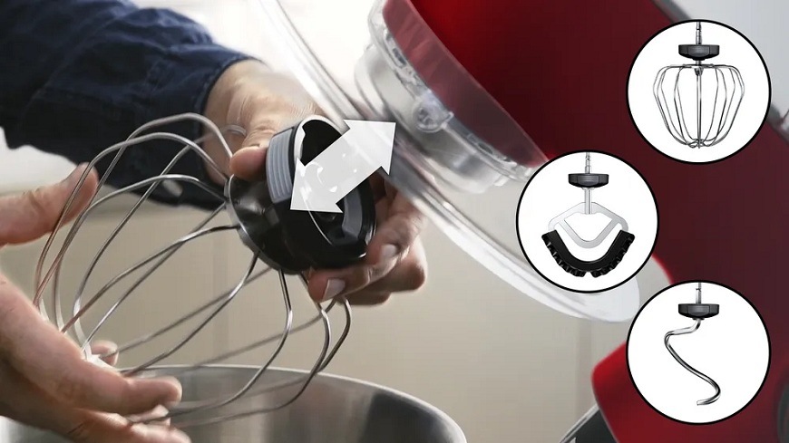 Kuchyňský robot Bosch OptiMUM Serie 8 MUM9A66R00 červený Ruce nasazující šlehací metlu na robot, součástí obrázku jsou 3 malé podobrázky zobrazující šlehací metlu, míchací metlu a hnětací hák