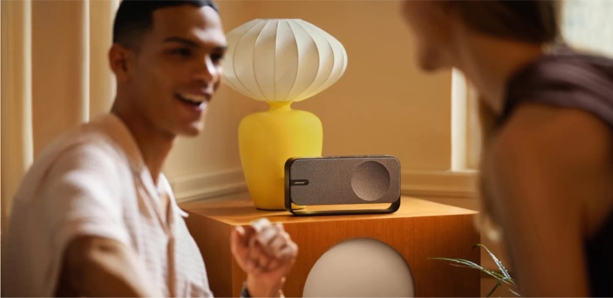 Přenosný reproduktor Bose SoundLink Home vytváří kvalitní hudební podkres pro tancující pár