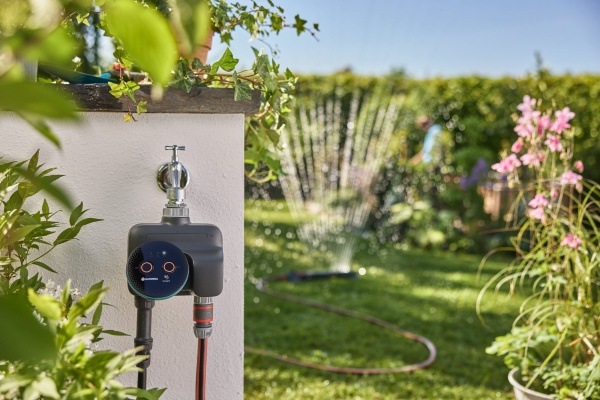 Zavlažovací počítač Gardena Smart Dual 19034-20 Jednotka připojená k venkovnímu kohoutku na zdi domu.