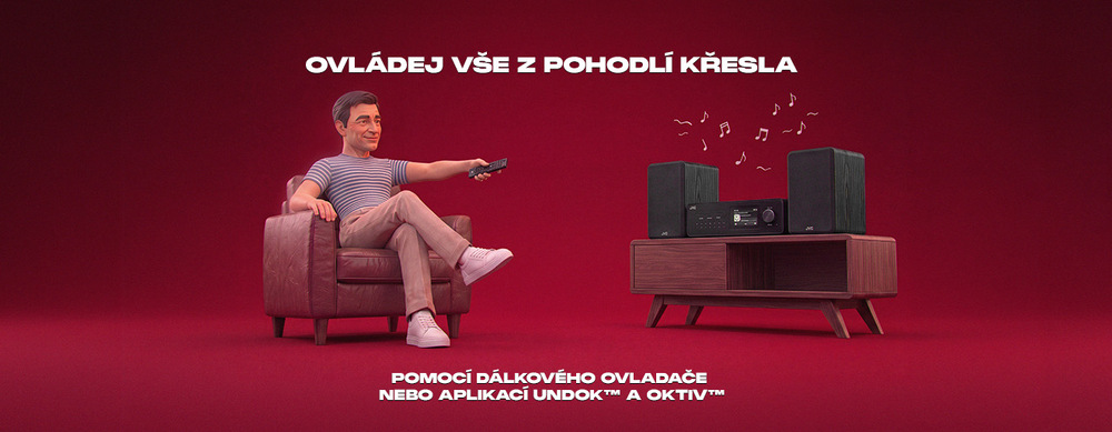 Muž sedící v kresle ovládá mikrosystém JVC MX-E455 dálkovým ovladačem. Banner s textem „Ovládej vše z pohodlí křesla pomocí dálkového ovladače nebo aplikací UNDOK™ a OKTIV™“.