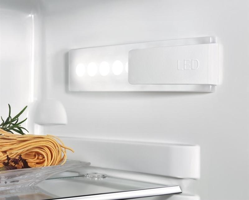 Chladnička s mrazničkou AEG Mastery FlexiShelf SCE818D3LC bílá