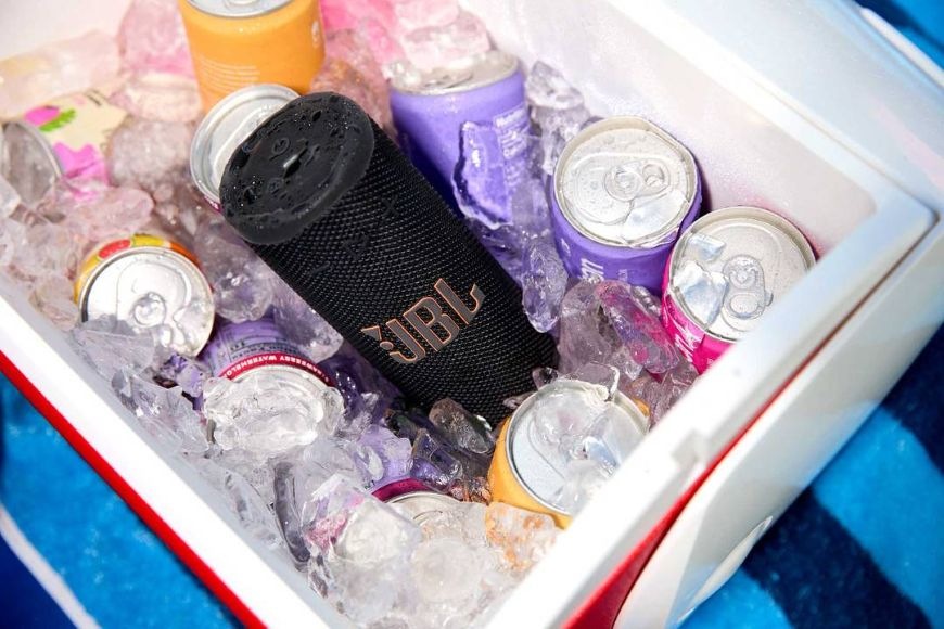 Přenosný reproduktor JBL GRIP v chladícím zařízení s plechovkami