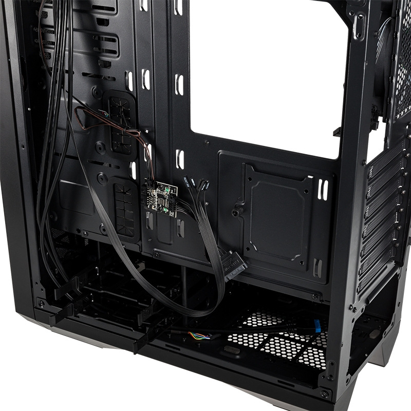 Pohled dovnitř skříně, vidíme kabely a prostor pro vnitřní instalaci komponentů.