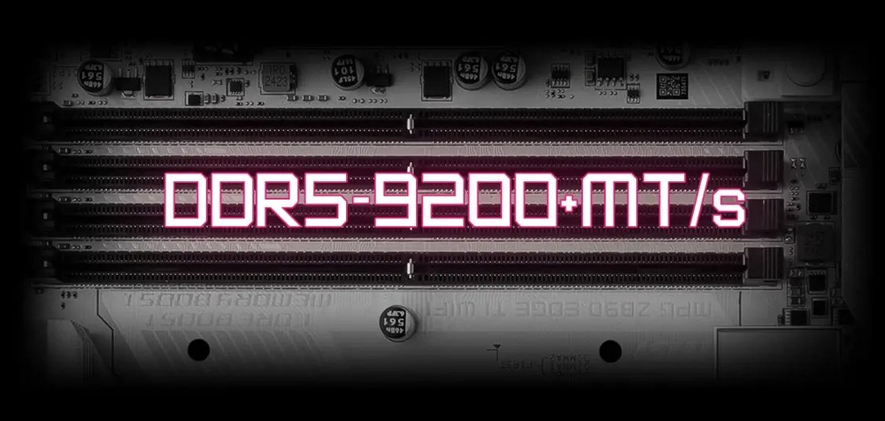 Obrázek ukazuje základní desku počítače s růžově osvětleným štítkem DDR5-9200+ MT/s na slotu RAM, který označuje vysokorychlostní paměťovou kapacitu.