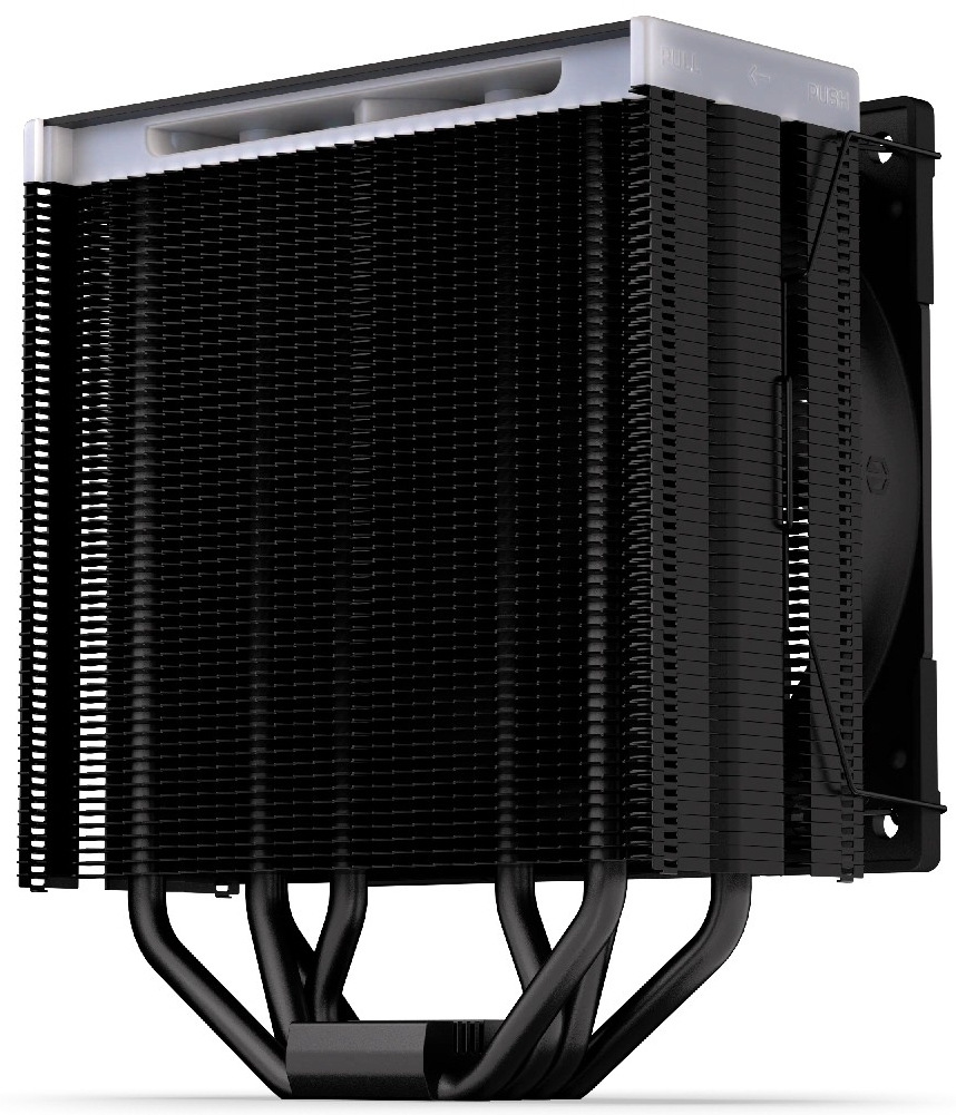 Chladič CPU ENDORFY Fera 5 Black ARGB Na obrázku je chladič CPU ENDORFY Fera 5 Black ARGB z bočního pohledu. Dominantní je vysoký blok hustých černých kovových žeber (radiátor), který tvoří hlavní „věž“ chladiče. Na pravé straně je částečně vidět ventilátor přichycený drátěnými sponami – z tohoto úhlu jsou patrné hlavně jeho okraje. Dole vyčnívají čtyři zahnuté černé trubičky (heatpipe), které vedou teplo od procesoru do žeber. Nahoře je světlý horní okraj s drobným nápisem, ale podsvícení na této fotce nesvítí.