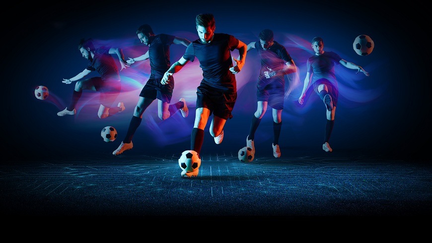 fotbalista s míčem na tmavém pozadí v různých fázích pohybu