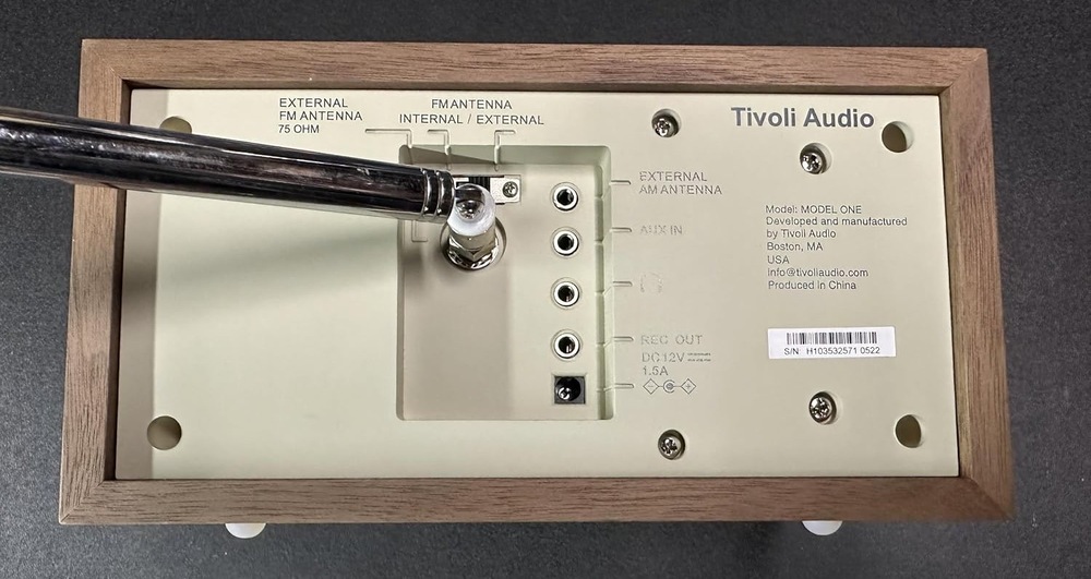 Radiopřijímač Tivoli Audio Model One černý Radiopřijímač Tivoli Audio Model One M1-BBS 3″ širokopásmový reproduktor