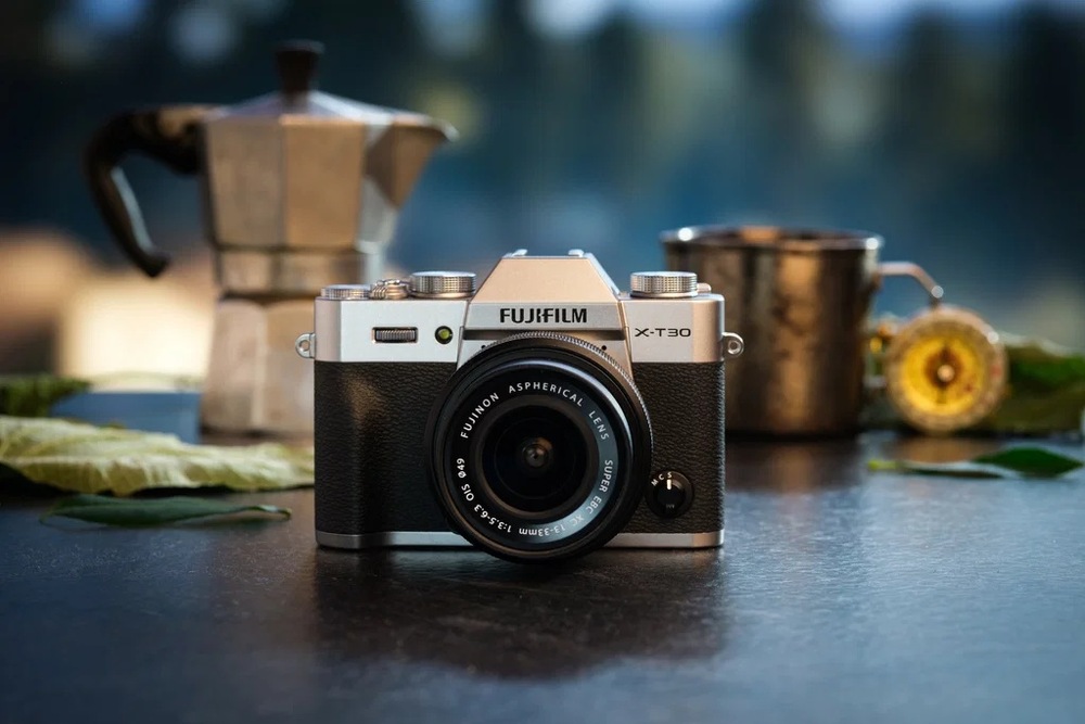 Zátiší s fotoaparátem Fujifilm X-T30 III s nasazeným objektivem FUJINON XC13–33 mm f/3.5–6.3 OIS