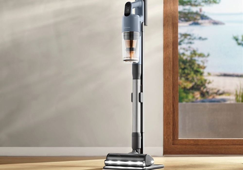 Tyčový vysavač Electrolux EP91B21WET série 900 stojí v nabíjecí stanici.