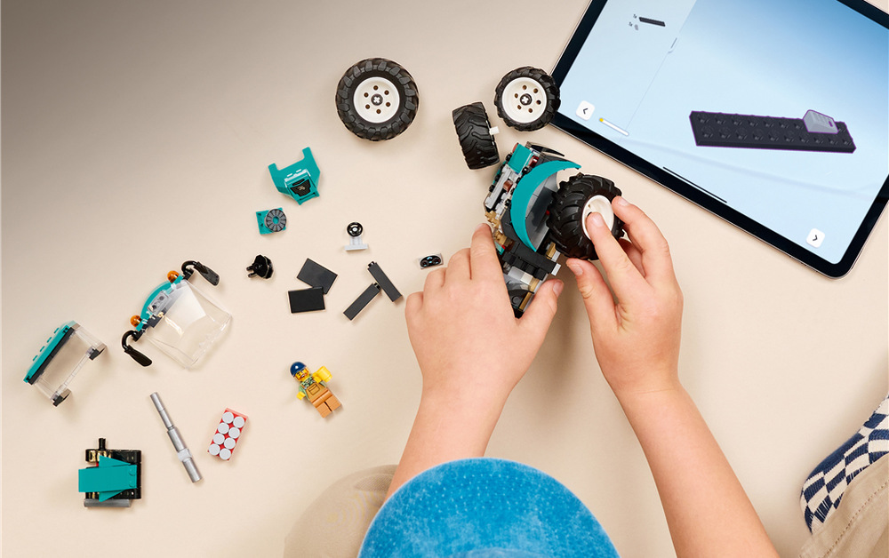 Stavebnice LEGO® City 60498 Traktor Otevírací kapota umožní dětem nahlédnout pod povrch a prozkoumat motor i další pohyblivé prvky traktoru.