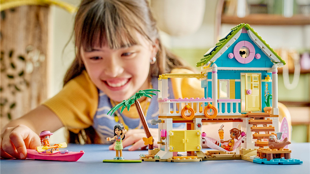 Stavebnice LEGO® Friends 42699 Plážový dům s tuleni Lea, Liann a Paisley si užívají pobyt u moře s kajakem, surfovacím prknem i houpací sítí.