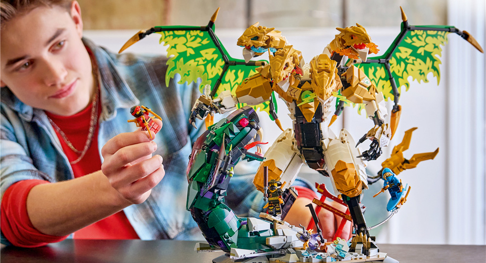 Stavebnice LEGO® NINJAGO® 71872 Ultra dračí souboj Pohyblivé hlavy, čelisti, křídla i ocas umožňují měnit dračí pózy a přizpůsobit jeho bojový výraz.