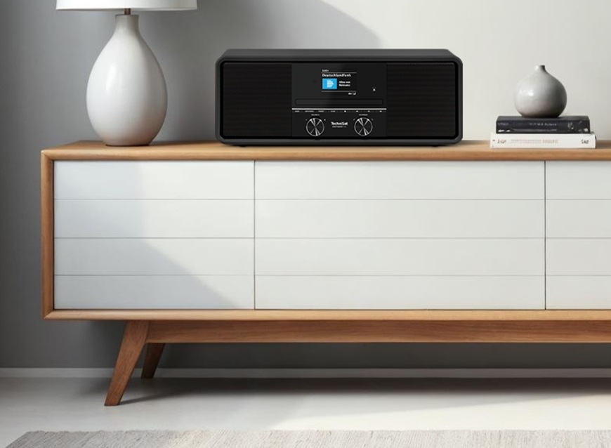 Radiopřijímač s DAB+ TechniSat DIGITRADIO 330 stříbrný Radiopřijímač TechniSat DIGITRADIO 330 umístěný na komodě