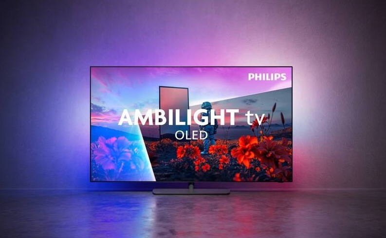 Televize Philips 55OLED811 Philips Ambilight TV OLED811 v obývacím pokoji s barevným podsvícením stěny.