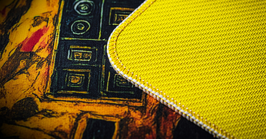 Podložka pod myš HATOR Tonn EVO 3XL Design Edition Astronaut žlutá Detail žluté gumové základny a obšití podložky HATOR Tonn EVO 3XL Astronaut